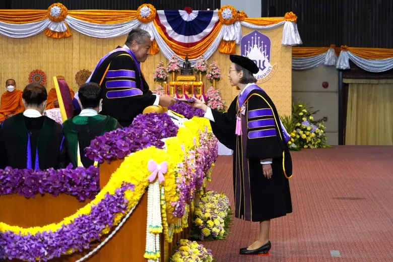 พระบาทสมเด็จพระเจ้าอยู่หัว ทรงพระกรุณาโปร...