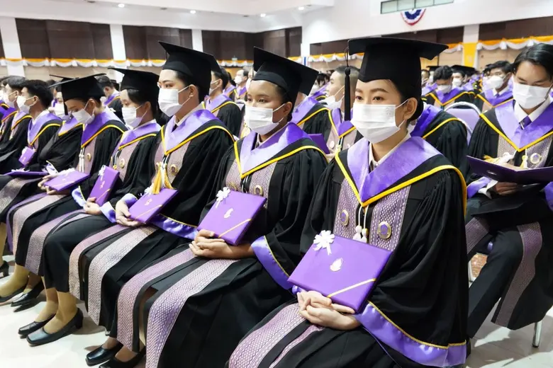 นายพลากร สุวรรณรัฐ องคมนตรี เป็นผู้แทนพระองค์ ในพิธีมอบปริญญาบัตรแก่ผู้สำเร็จการศึกษาจากมหาวิทยาลัยพะเยา ประจำปีการศึกษา 2564