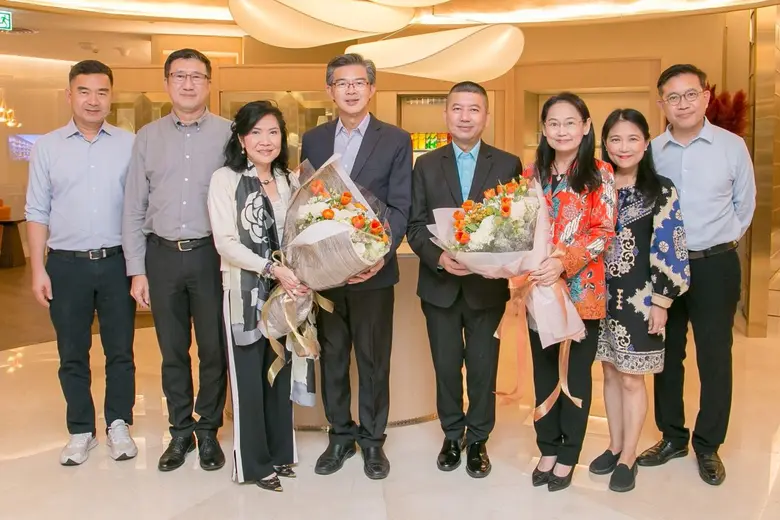 สุพัตรา จิราธิวัฒน์ (ที่ 3 จากซ้าย) รองปร...