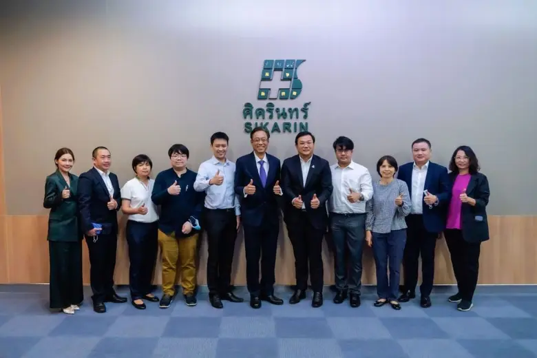 นายแพทย์อติรัชต์ จรูญศรี (ที่ 6 จากซ้าย) ...