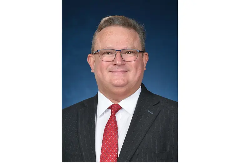 นายสตีเฟ่น ฟิลลิปส์ (Mr Stephen Phillips)...