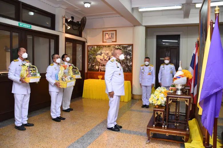 พระบาทสมเด็จพระเจ้าอยู่หัว ทรงพระกรุณาโปรดเกล้าโปรดกระหม่อมให้ผู้แทนพระองค์ เชิญของขวัญปีใหม่พระราชทาน มอบให้กับองค์การอุตสาหกรรมป่าไม้