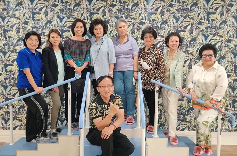 นางสุนทรี จรรโลงบุตร (ที่ 1 จากขวา) ประธา...