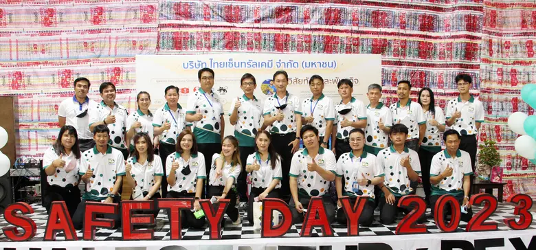 นายทาคาฮิโระ ยามาชิตะ (ที่ 6 จากซ้าย) ประ...