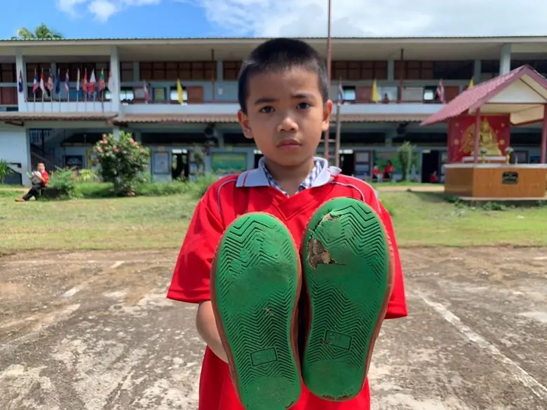 พี่จ๋า...มาร่วมมอบรองเท้าใหม่ให้นักเรียนใส่ไปโรงเรียนกับมูลนิธิ EDF กันเถอะ