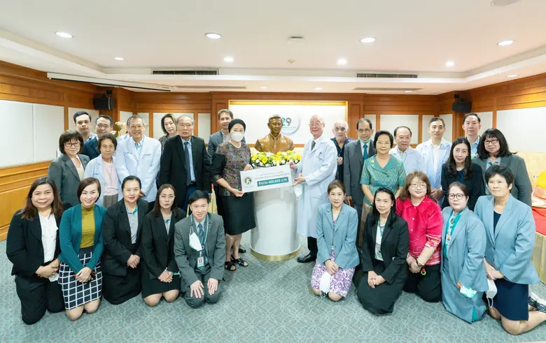 คุณนิภาภัทร สิหนาทกถากุล พร้อมครอบครัว มอ...