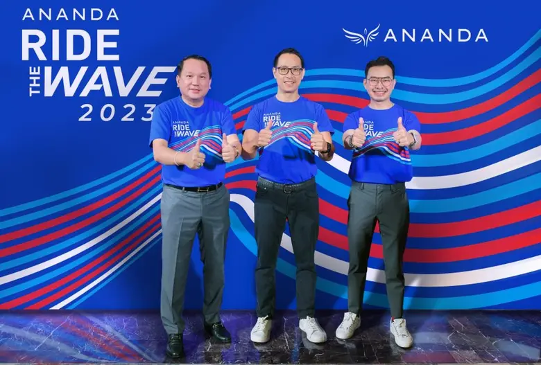 คุณชานนท์ เรืองกฤตยา (กลาง) ประธานเจ้าหน้...