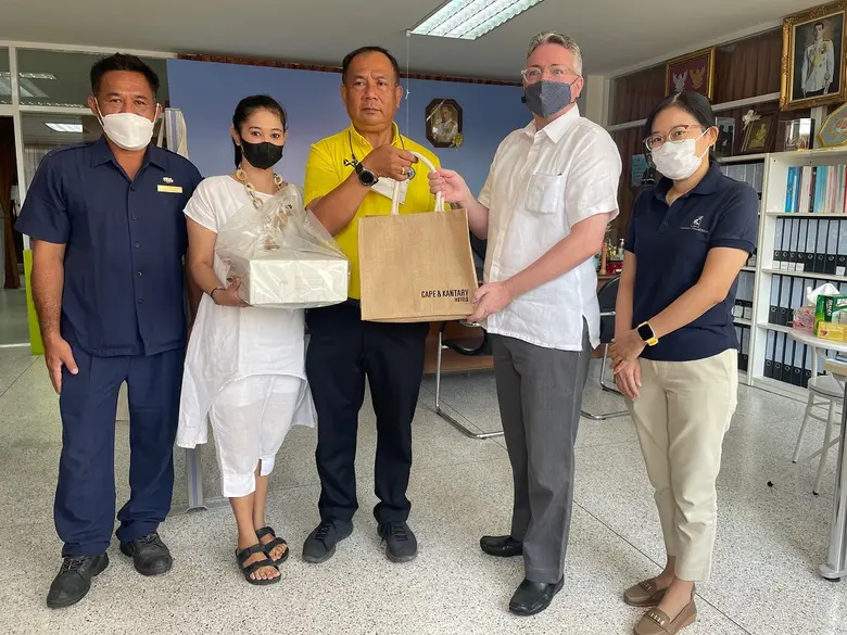 มร.คริสเตียน เริลช์ลิ (คนที่ 4 จากซ้าย) ผ...