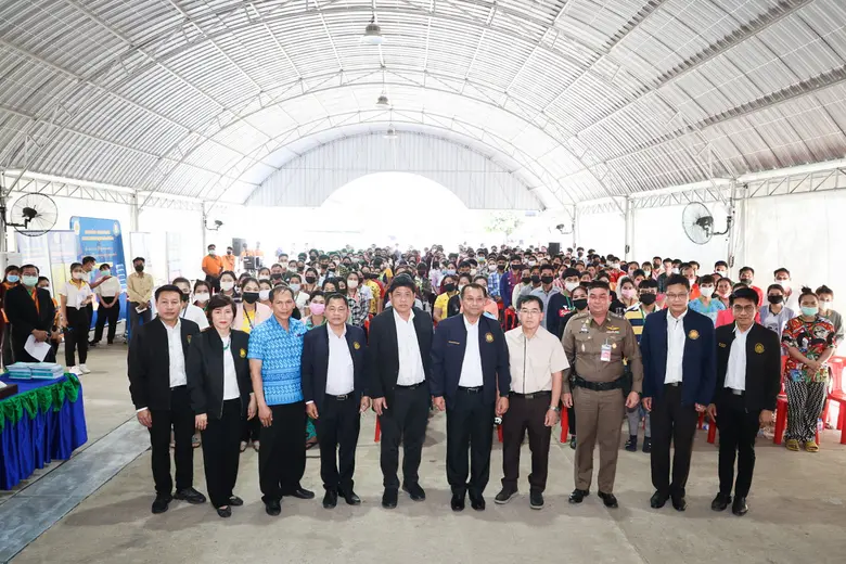 ก.แรงงาน เดินสายเยี่ยมโรงงานชลบุรี กระตุ้นนายจ้าง จ้างแรงงานถูกกฎหมาย ดูแลสิทธิ - สวัสดิการต่างด้าวเท่าเทียม