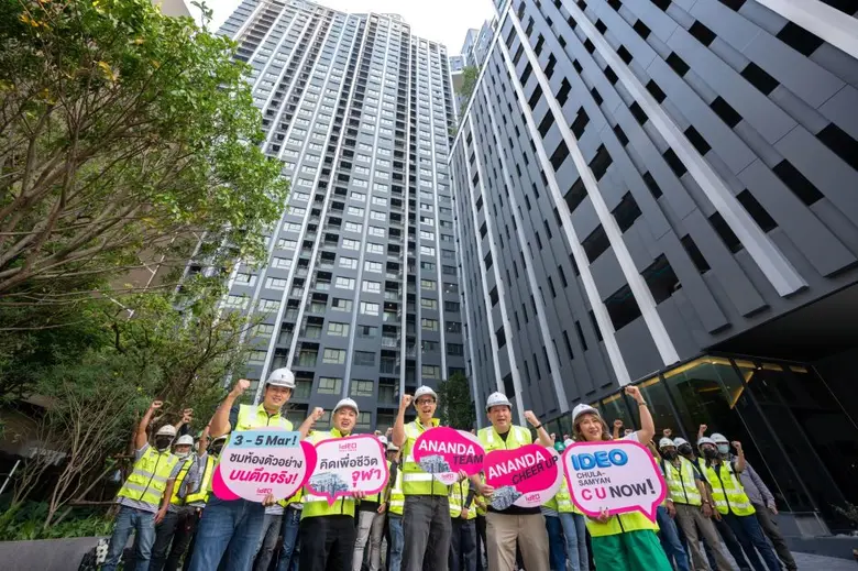 คุณชานนท์ เรืองกฤตยา (กลาง) ประธานเจ้าหน้...