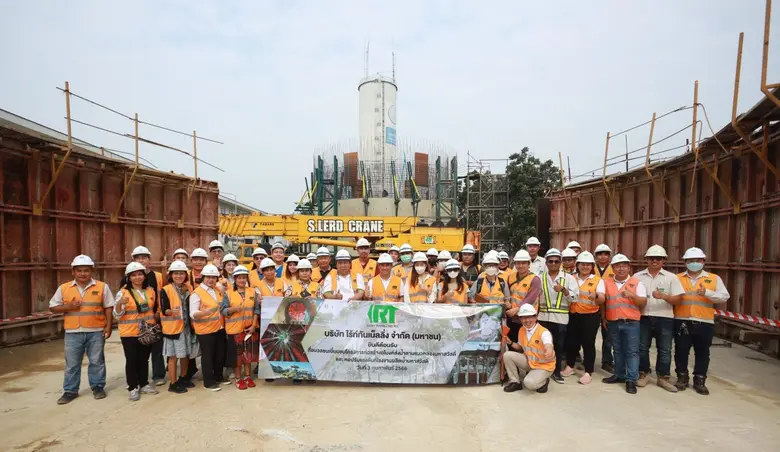 นายสุรศักดิ์ สีเขียว กรรมการผู้จัดการ และทีมงานบริษ...