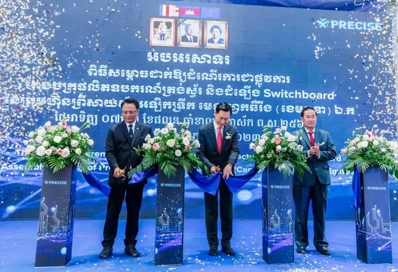 ฯพณฯ ท่าน KEO ROTTANAK (กลาง) รัฐมนตรีประ...