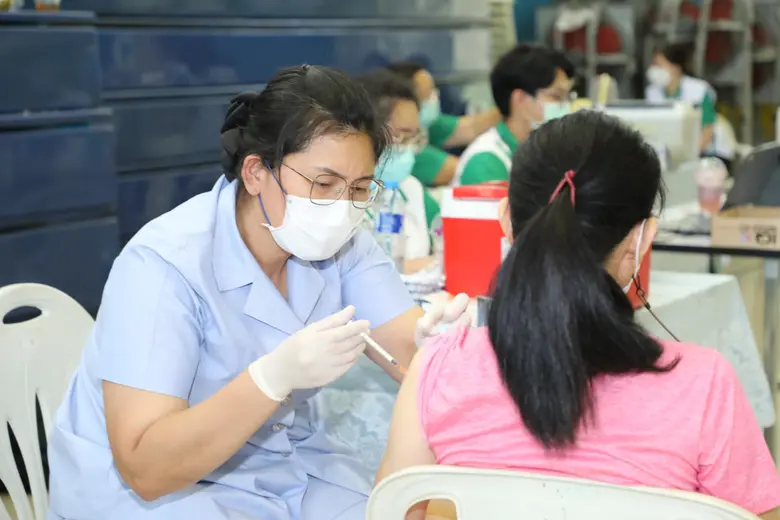 กทม.เร่งรณรงค์ฉีดวัคซีนโควิด 19 เข็มกระตุ้นและ LAAB สถานพยาบาลในสังกัด ป้องกันการระบาดช่วงสงกรานต์