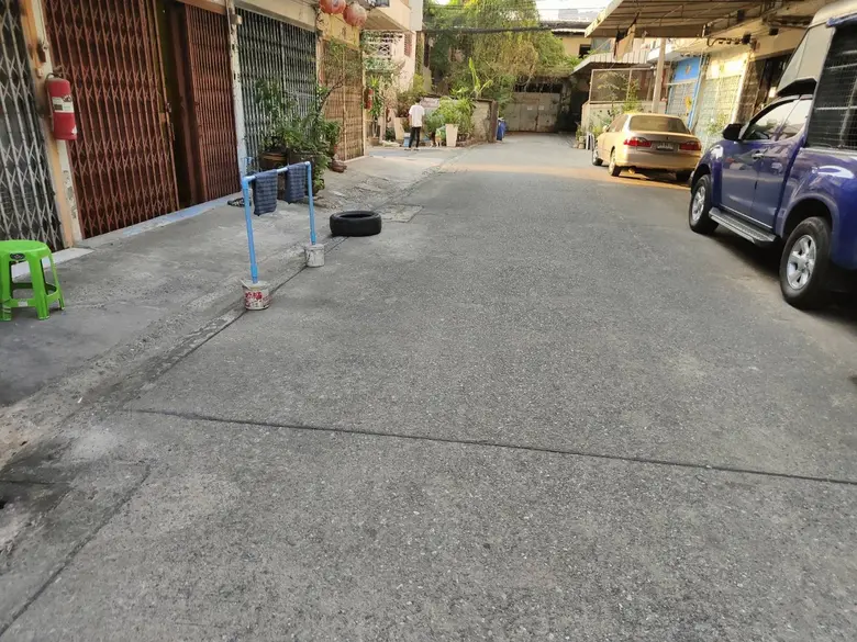 เขตสาทรประสานตำรวจจัดระเบียบจราจร พร้อมตรวจสอบแรงงานต่างด้าวในซอยจันทน์ 16