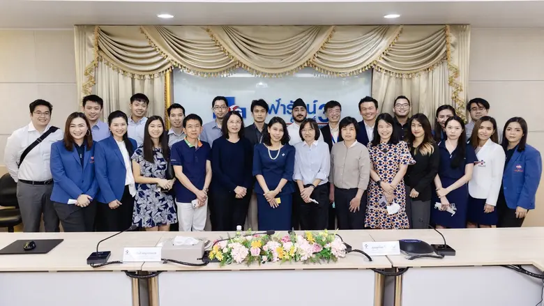 นางวันดี พิศนุวรรณเวช (แถวหน้า คนที่ 6 จา...