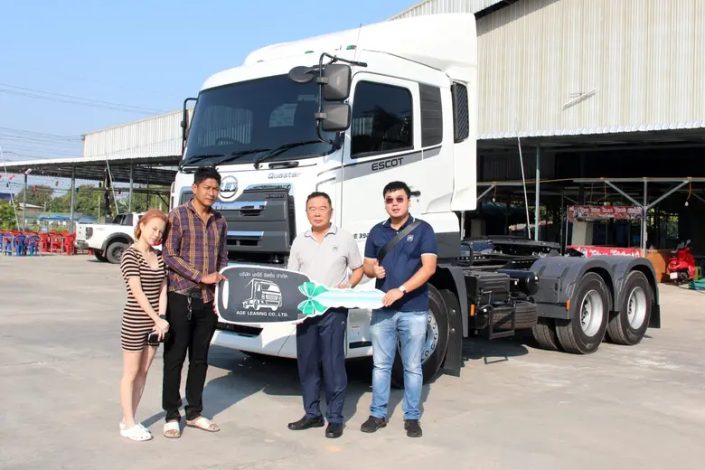 นายพนม ควรสถาพร (กลางขวา) ประธานกรรมการบร...