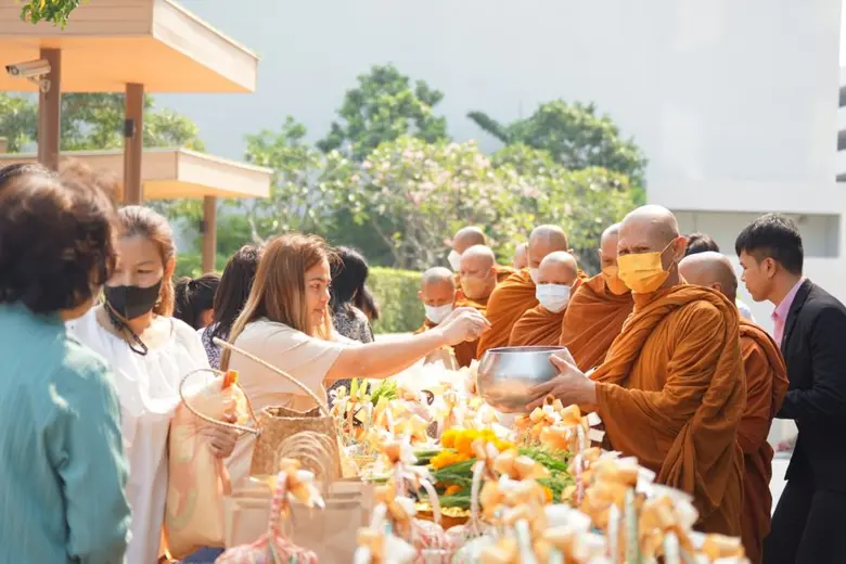 โรงแรม อมารี พัทยา ร่วมกับ โรงแรม โอโซ่ นอร์ธ พัทยา เชิญชวนลูกค้าที่เข้าพัก ร่วมทำบุญตักบาตรเนื่องในวันมาฆบูชา