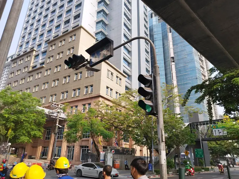 กทม.ติดตั้งสัญญาณไฟจราจร - เพิ่มไฟฟ้าส่องสว่างบริเวณทางข้ามหน้าอาคารภูมิสิริมังคลานุสรณ์ รพ.จุฬาลงกรณ์