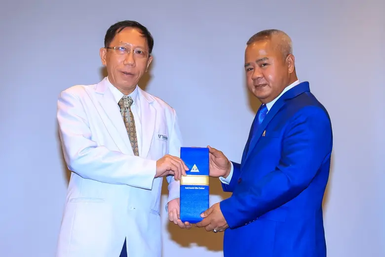 นพ. ไพฑูรย์ ขจรวัชรา ผู้อำนวยการปฎิบัติกา...