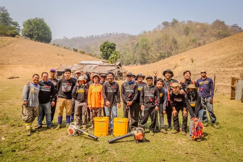 PLT ส่งต่อความห่วงใย มอบรองเท้า "สตั๊ดดอย" เพื่ออาสาดับไฟป่า จ.เชียงราย