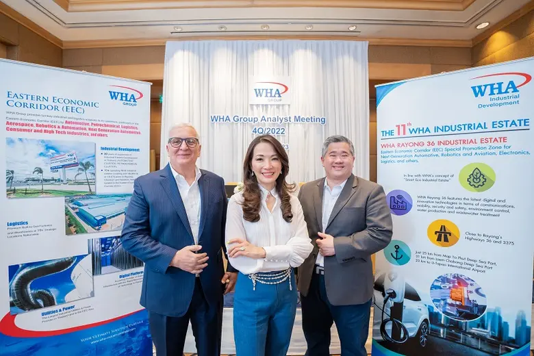 นางสาวจรีพร จารุกรสกุล (กลาง) ประธานคณะกรรมการบริหา...