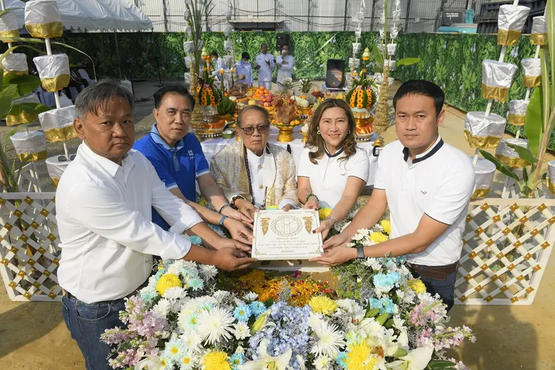 คุณมณีรัตน์ ธนัชญ์เศรษฐ์ (ที่ 2 จากขวา) ป...