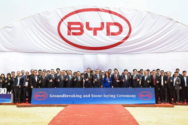 BYD จัดพิธีวางศิลาฤกษ์โรงงานผลิตรถยนต์แห่งแรกในประเทศไทย พร้อมส่งมอบรถ BYD ATTO 3 คันที่ 9,999 และ 10,000