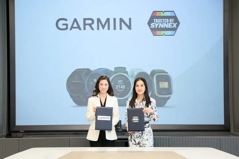 นางสาวสุธิดา มงคลสุธี (ขวา) ประธานเจ้าหน้...