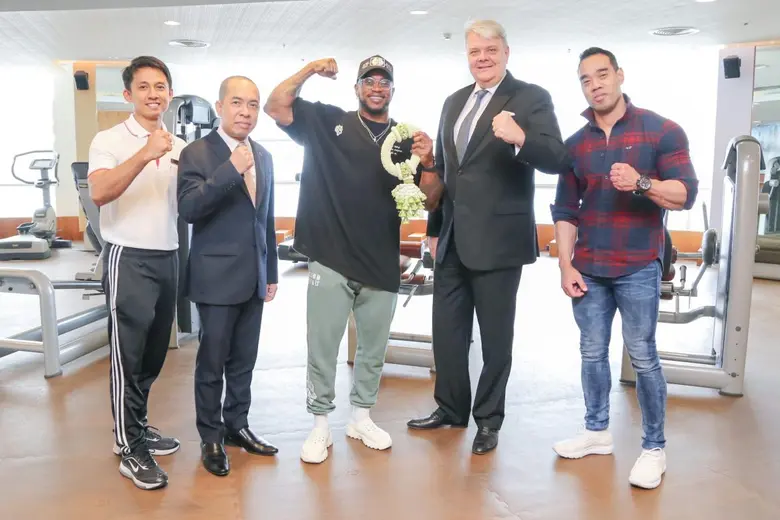 มร. โรเบิร์ต เมาเรอร์ เลิฟเลอร์ (ที่ 2 จา...