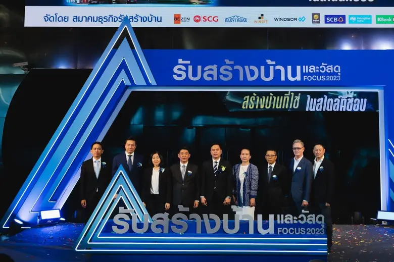 นายโอฬาร จันทร์ภู่ (คนกลาง) นายกสมาคมธุรก...