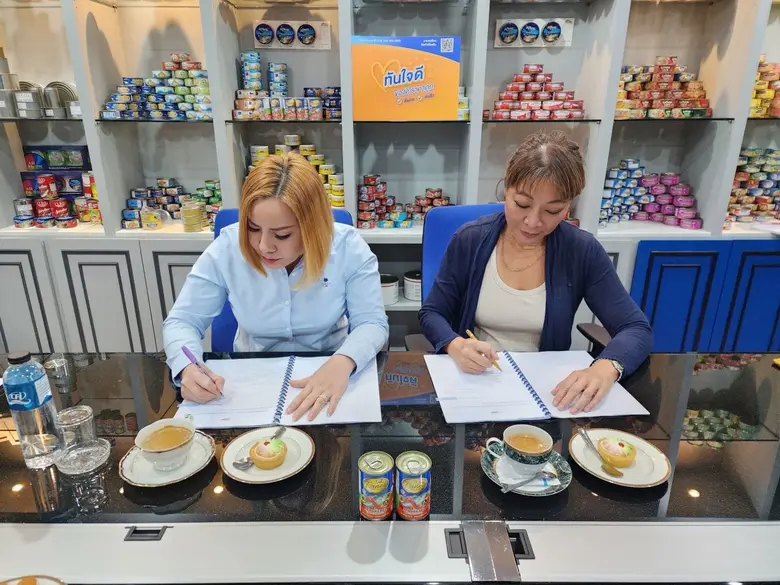 นางสาว นราวดี วรวณิชชา (คนขวา) ประธานเจ้า...