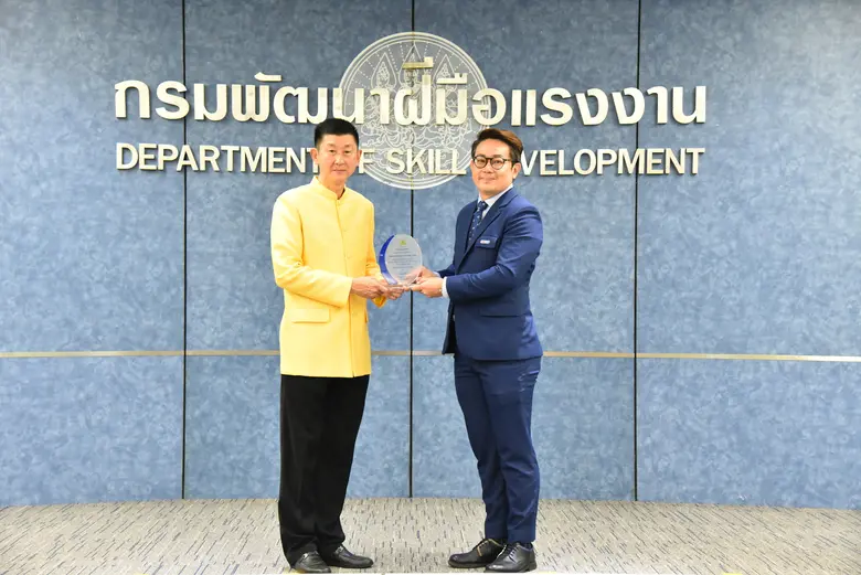 นายวีรพล สวรรค์พิทักษ์ ประธานเจ้าหน้าที่ฝ...