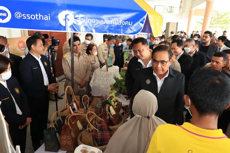 รมว.สุชาติ ร่วมคณะ นายก ลงเมืองนราฯ เยี่ยมกลุ่มแรงงานนอกระบบ สร้างงาน เพิ่มทักษะกระตุ้นท่องเที่ยว - เศรษฐกิจชายแดนใต้