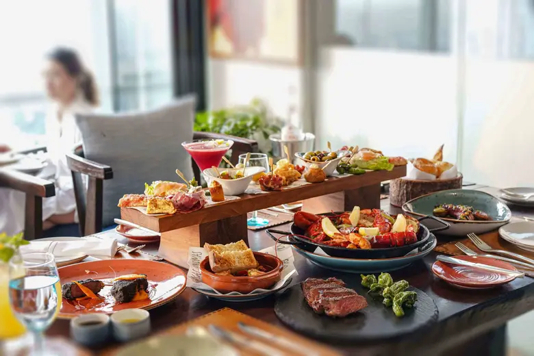 ห้องอาหารอูโนมาส ชั้น 54 โรงแรมเซ็นทาราแก...