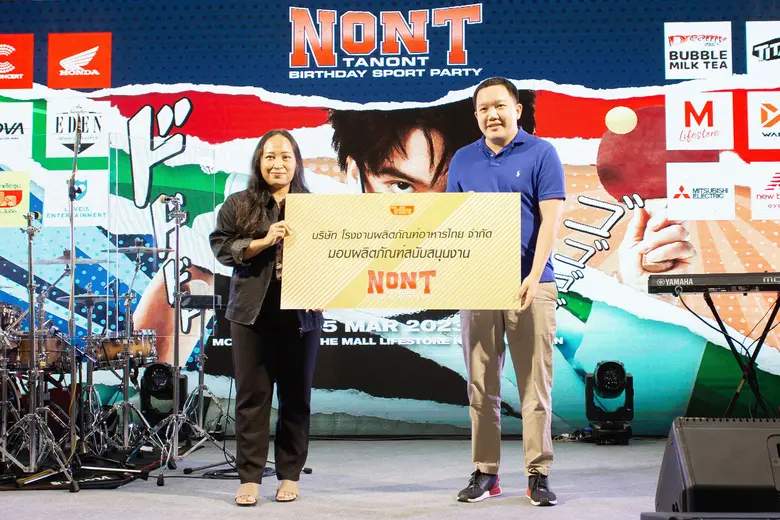 นายยศสรัล แต้มคงคา(ขวา) ผู้อำนวยการฝ่ายกา...