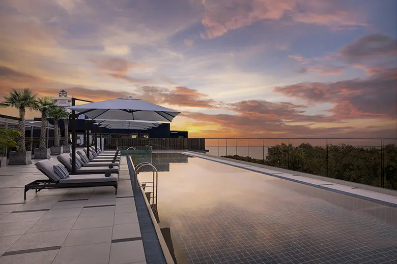 เฉลิมฉลองการเดินทางครบรอบ 1 ปี ของโรงแรม ...