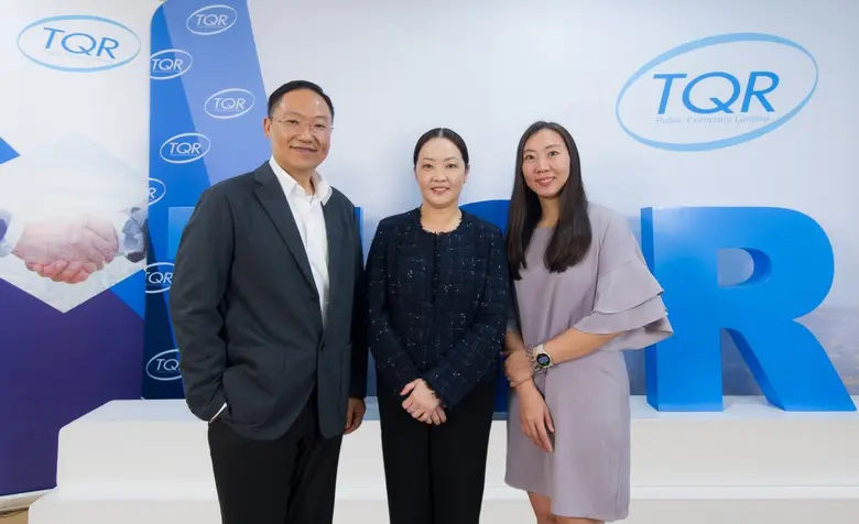 คุณธีรยา พงษ์พูล (กลาง) ประธานเจ้าหน้าที่...