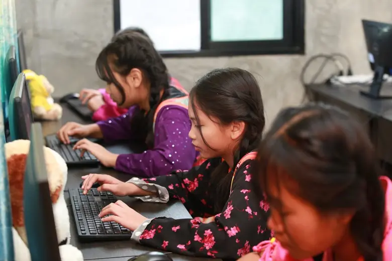 กรุงศรี ออโต้ สานต่อ "ห้องสมุดกรุงศรี ออโต้" ส่งมอบคอมพิวเตอร์ พร้อมมอบทุนการศึกษา ตอกย้ำความมุ่งมั่นในการสร้างคุณค่าให้กับสังคม