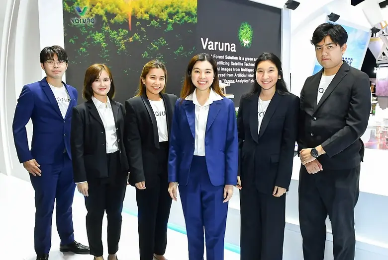 นางสาวพณัญญา เจริญสวัสดิ์พงศ์ (ที่สามจากข...