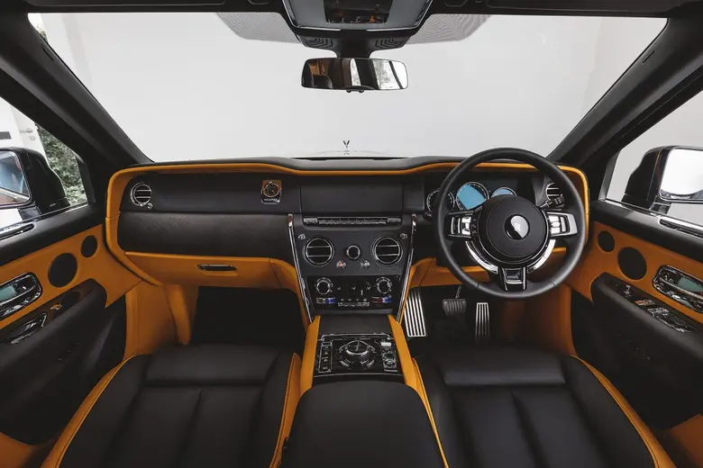 โรลส์-รอยซ์ อัครยนตรกรรมแห่งยุค เผยโฉม 'Black Badge Ghost' และ 'Cullinan' ไลฟ์สไตล์ซูเปอร์ลักชัวรี่ เคล้าสุนทรีย์การขับเคลื่อน