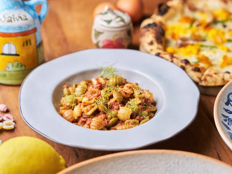 นำเสนอขนบการรับประทานอาหารแบบตะวันตกพร้อม...