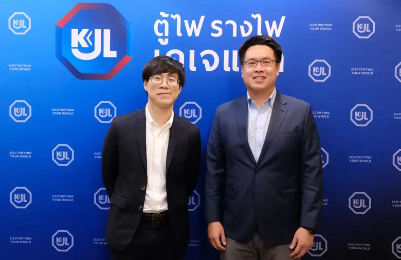 นายเกษมสันต์ สุจิวโรดม (คนขวา) ประธานเจ้า...