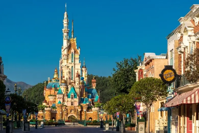 'ฮ่องกงดิสนีย์แลนด์รีสอร์ท' เซอร์ไพรส์นักท่องเที่ยวชาวไทยครั้งใหญ่! พา 'มิกกี้ และ มินนี่ เมาส์' มารอต้อนรับถึงท่าอากาศยานนานาชาติฮ่องกง