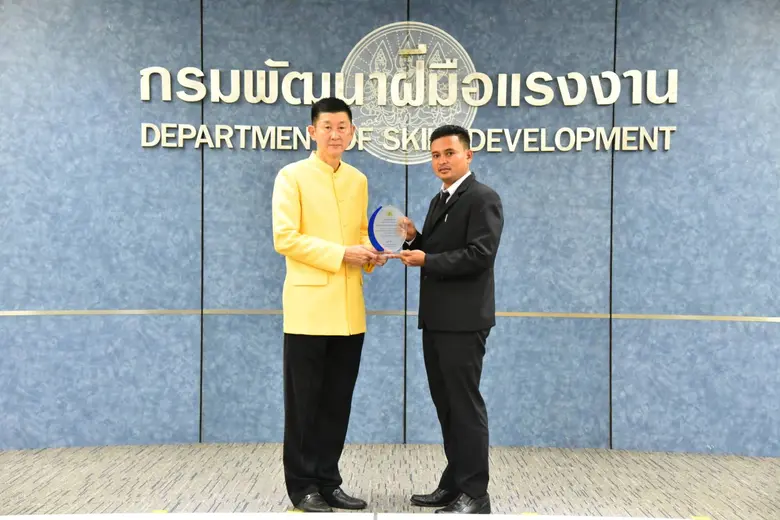 นายธีรพล รอดเฉื่อย ผู้จัดการทั่วไป สายจัด...