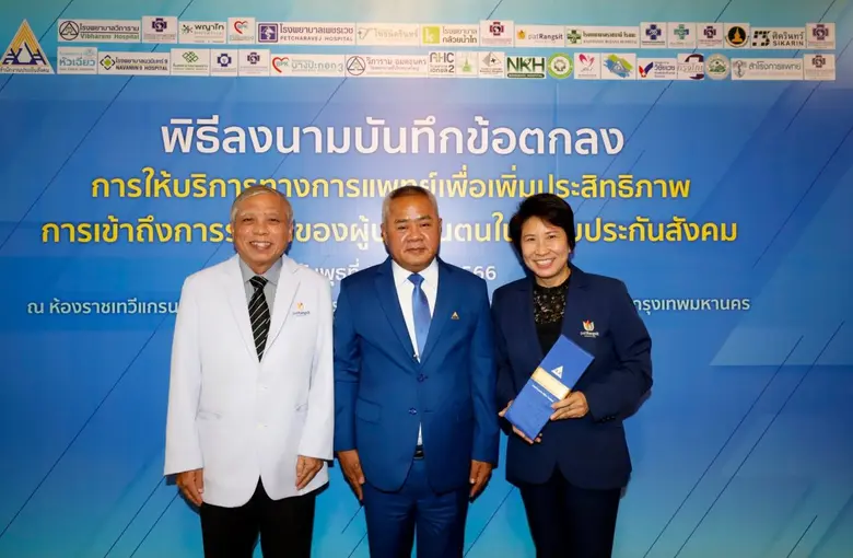 นายแพทย์ กฤชรัตน์ ตระกูลช่าง (คนซ้าย) ผู้...