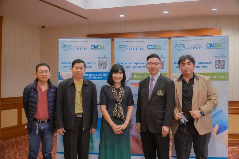 ดร.ภญ.อโนมา เจริญทรัพย์ (ที่ 3 จากซ้าย) ผ...