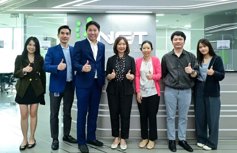 คุณมรกต กุลธรรมโยธิน (กลาง) กรรมการผู้จัด...