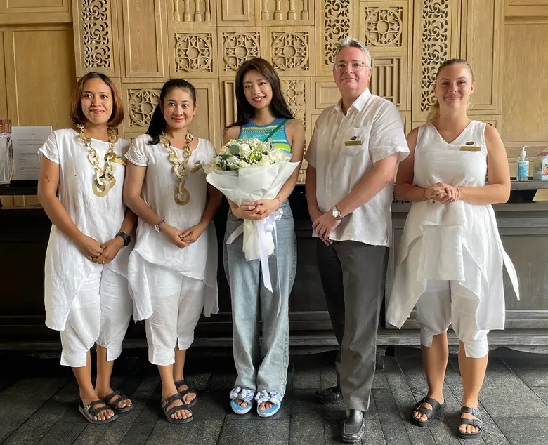 มร.คริสเตียน เริลช์ลิ (คนที่ 4 จากซ้าย) ผ...