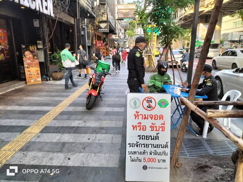 กทม.เข้มงวดกวดขันจับปรับขับขี่จักรยานยนต์บนทางเท้าถนนสีลม