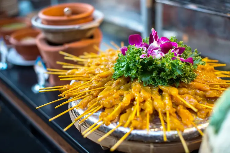 ฉลองปีใหม่ไทยพร้อมครอบครัวและเพื่อนๆ ในบร...